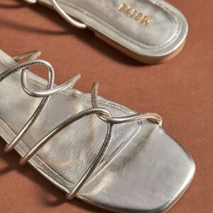🖤 Anthropologie Maeve Silver Leather Strappy Flats 🖤